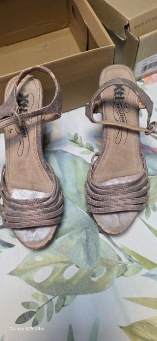 Sandalias de cuña doradas y plateadas