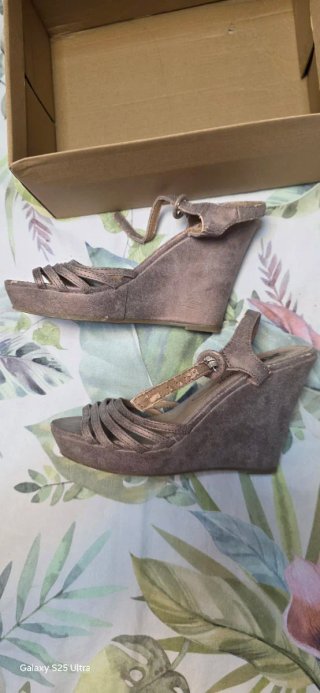 Sandalias de cuña doradas y plateadas