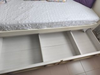Cama de madera blanco roto con cajón dividido