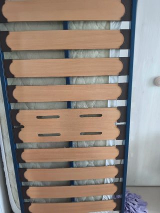 Cama de madera blanco roto con cajón dividido