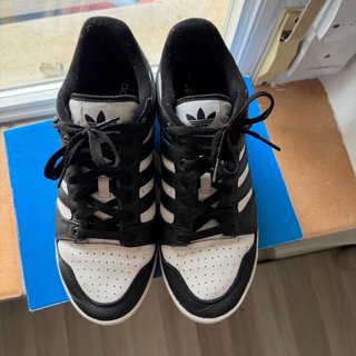 Zapatillas Adidas Negras y Blancas