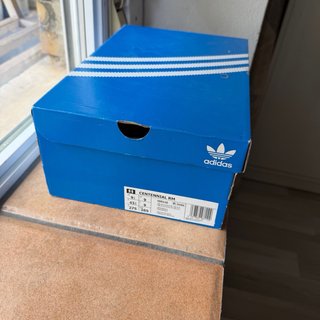 Zapatillas Adidas Negras y Blancas