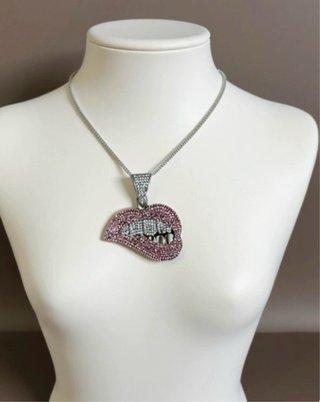 Colgante de labios rosa y plateado