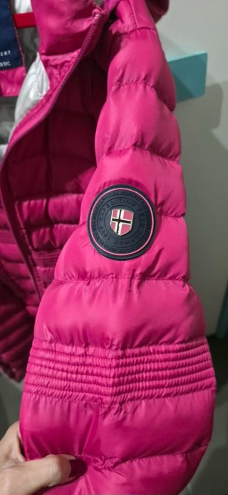 Cazadora acolchada rosa y plateada