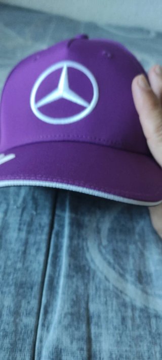 Gorra Mercedes F1 Oficial Morada 44