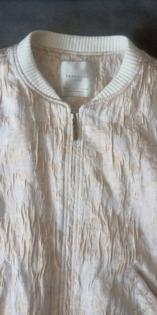 Cazadora Bomber Zara Beige y Dorada