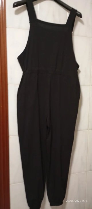 Mono negro con tirantes