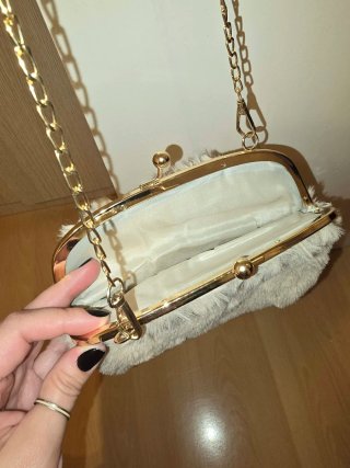 Bolso de mano peludo dorado