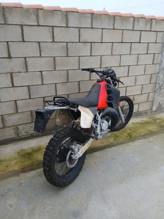 Honda CRM125 Enduro Moto Roja y Blanca