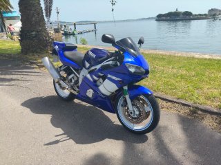 Yamaha R6 Azul y Blanca