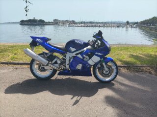 Yamaha R6 Azul y Blanca