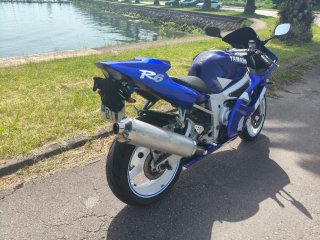 Yamaha R6 Azul y Blanca