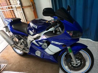 Yamaha R6 Azul y Blanca