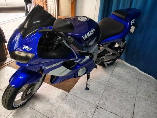 Yamaha R6 Azul y Blanca