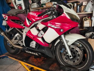 Yamaha R6 Azul y Blanca
