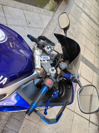 Yamaha R6 Azul y Blanca