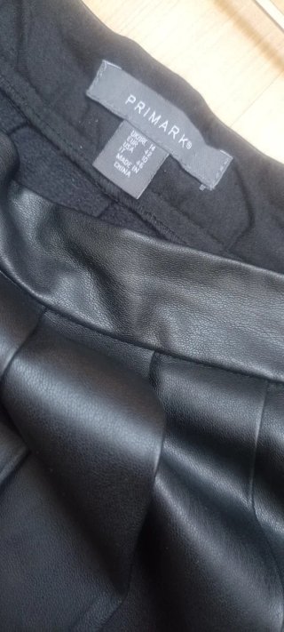 Falda piel negra plisada talla 42