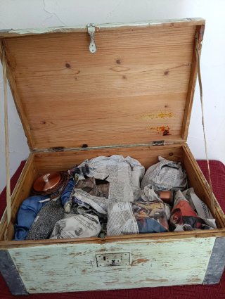 Baúl antiguo madera y metal
