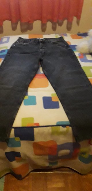Pantalón vaquero recto gris oscuro
