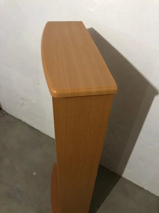 Estantería de madera color nogal. Con 5 baldas