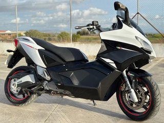 Gilera GP 800 - Aprilia SRV 850