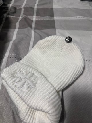 Gorro blanco con detalle de cruz