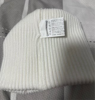 Gorro blanco con detalle de cruz