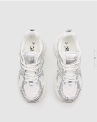 Zapatillas deportivas blancas y plateadas