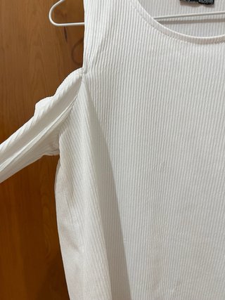 Blusa branca com ombros de fora