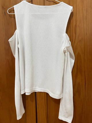 Blusa branca com ombros de fora