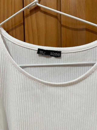 Blusa branca com ombros de fora