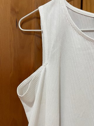 Blusa branca com ombros de fora