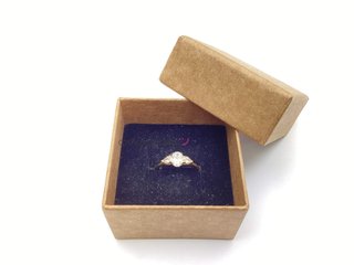 anillo oro 18k con piedra con diamante de laboratorio
