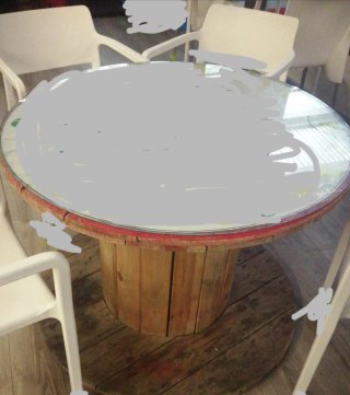 Mesa redonda de madera y cristal