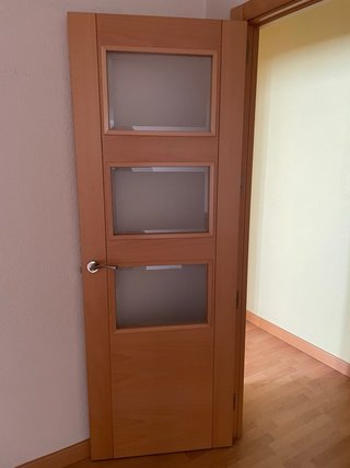 Puerta de madera maciza