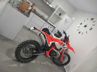 Moto Cross Roja y Blanca