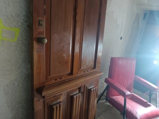 Puerta de madera con molduras