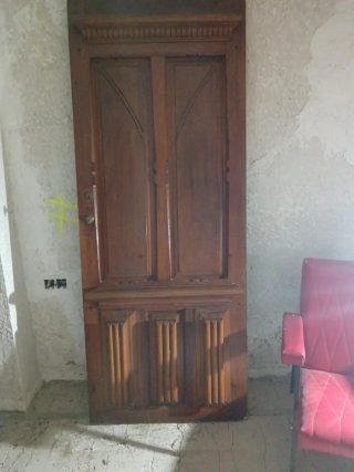 Puerta de madera con molduras