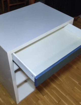 Mesa de estudio blanca con cajón azul