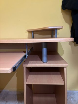Mesa de escritorio muy completa, en buen estado.