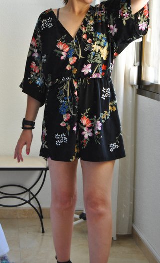 Mono corto Stradivarius flores Talla M