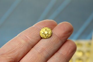 02. Antiguos botones metálicos dorados con estrella o flor en relieve.