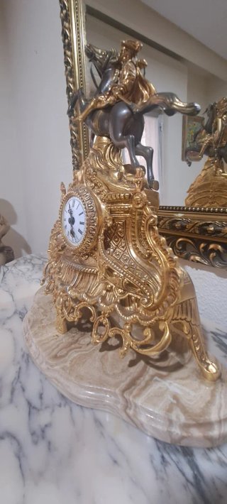 Reloj de sobremesa con figura ecuestre