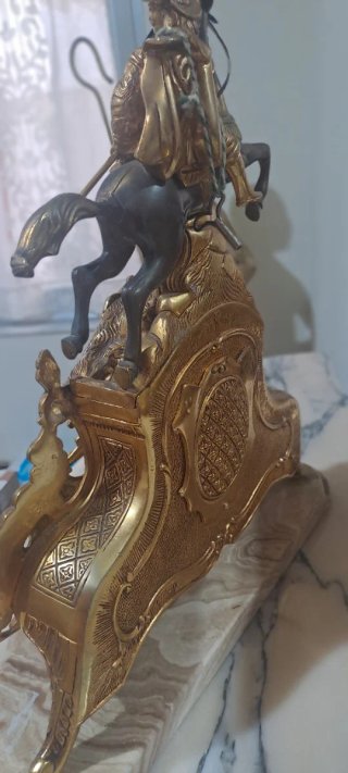 Reloj de sobremesa con figura ecuestre