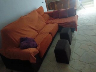 Sofá de tela marrón y naranja