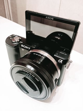 Sony a5000 20.1MP Full HD WiFi Selfie + Extras