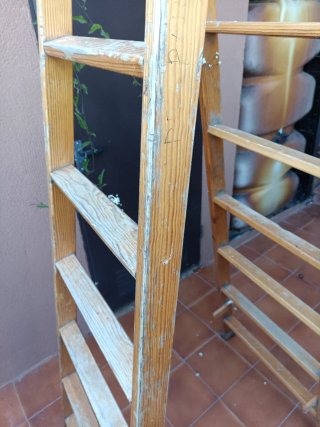Escalera de fibra y escalera de madera