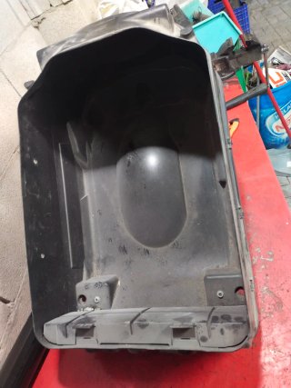 Bajo asiento Suzuki Burgman 400 año 2006