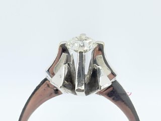 anillo oro 18k con piedra con diamante