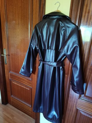 Trench efecto piel Stradivarius Talla XS